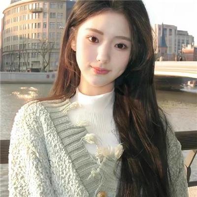 穿黄睡衣的女孩